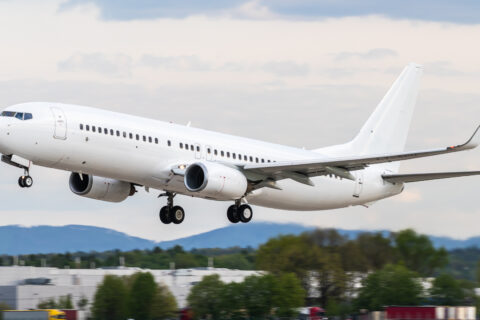 Eine in neutralem Weiß lackierte Boeing 737-800 von Klasjet fliegt künftig im ACMI-Charter ab der nigerianischen Hauptstadt Lagos. 