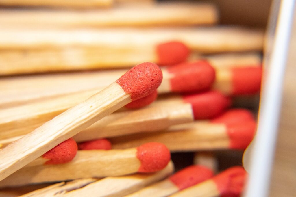 Streichhölzer mit rotem Zündkopf