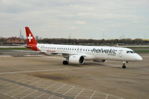 Die Embraer 195-E2 der Helvetic, hier die HB-AZI, werden ab dem Jahresende Zuwachs bekommen.