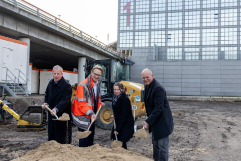 Symbolischer Spatenstich für den Bau einer neuen Sortierhalle am Hamburg Airport.