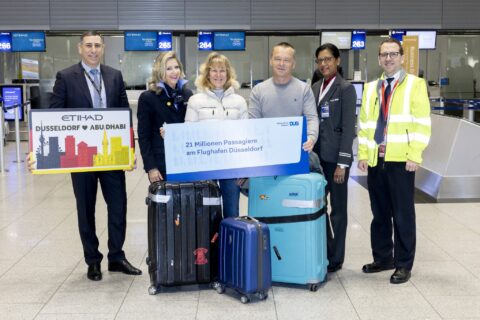 Eine nachweihnachtliche Bescherung erlebte der 21-millionste Fluggast des Jahres: Dorit Golling wurde zusammen mit ihrem Ehemann Maik Golling von Mitarbeitenden des Flughafens Düsseldorf und der Etihad Airways überrascht.