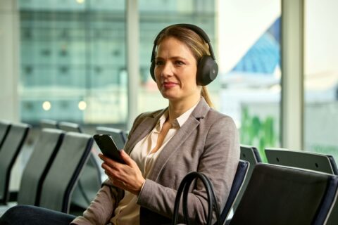 Flughafen Frankfurt setzt als weltweit erster Flughafen Auracast für öffentliche Durchsagen ein.