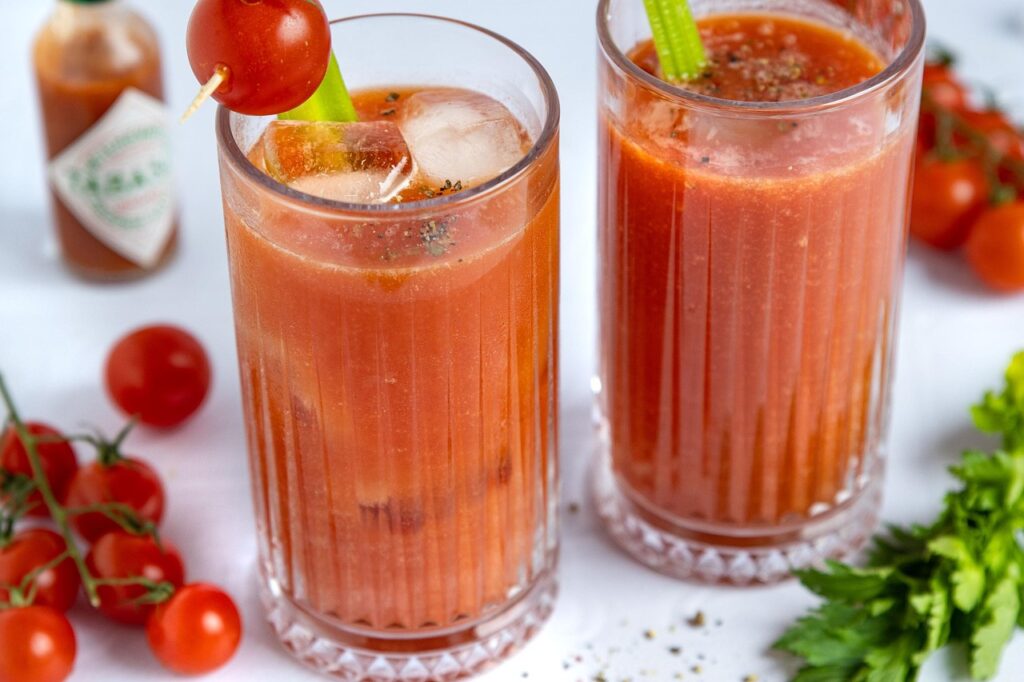 Tomatensaft in zwei Gläsern