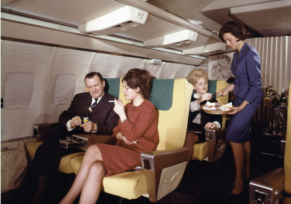 Rauchende Fluggäste an Bord einer Boeing 707 der Lufthansa.