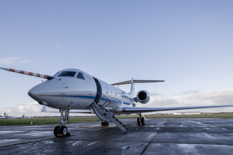HALO in Parkposition am Flughafen Shannon in Irland.