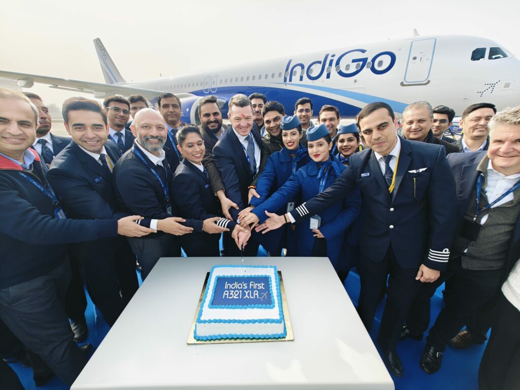 IndiGo feiert die Übernahme der ersten A321XLR mit Mitarbeitern und Torte.