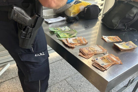 Zöllner zählt nicht angemeldetes Geld.
