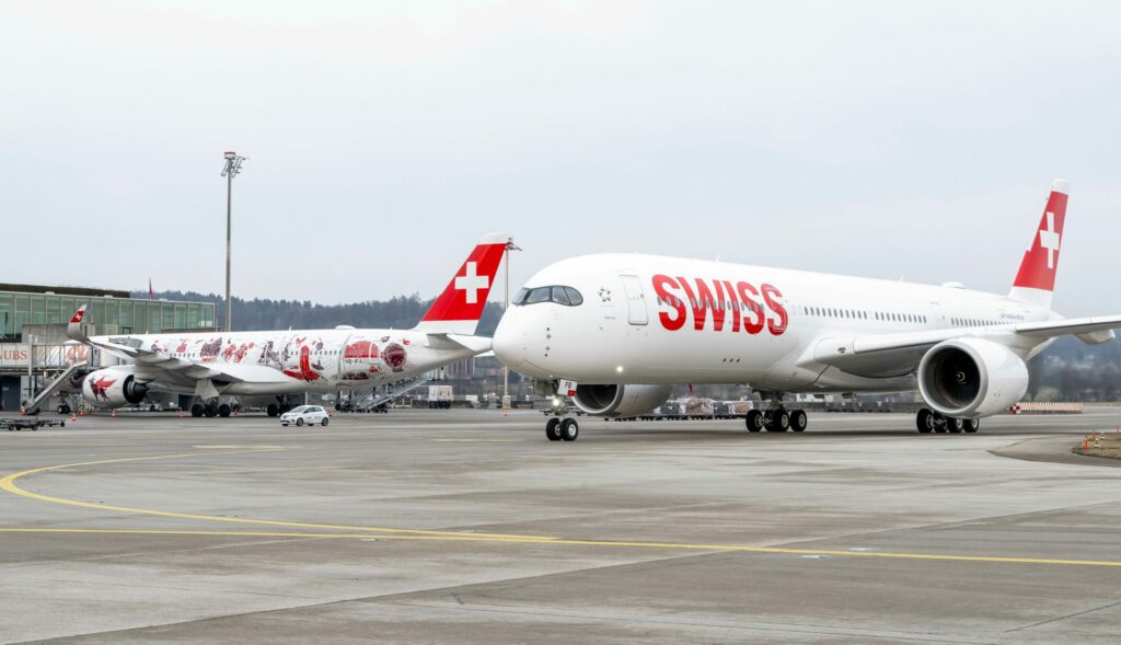 Zwei A350 der Swiss auf dem Vorfeld in Zürich.