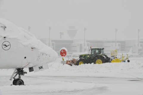 Schneechaos am Flughafen München: In der Nacht zum 20. Februar saßen rund 500 Lufthansa-Gäste über Stunden in Flugzeugen fest.