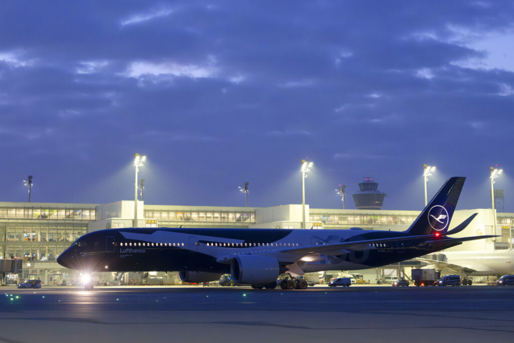 Eine A350-900 der Lufthansa im Jubiläumslack des Kranichs.