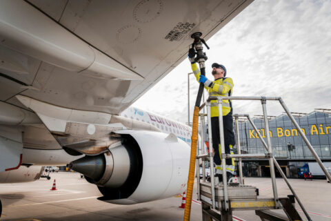 Flugzeugbetankung auf dem Vorfeld des Flughafens Köln/ Bonn: Ein Skytanking-Mitarbeiter arbeitet in neuer Schutzkleidung – ein sicherheitskritischer Moment im Bodenbetrieb.