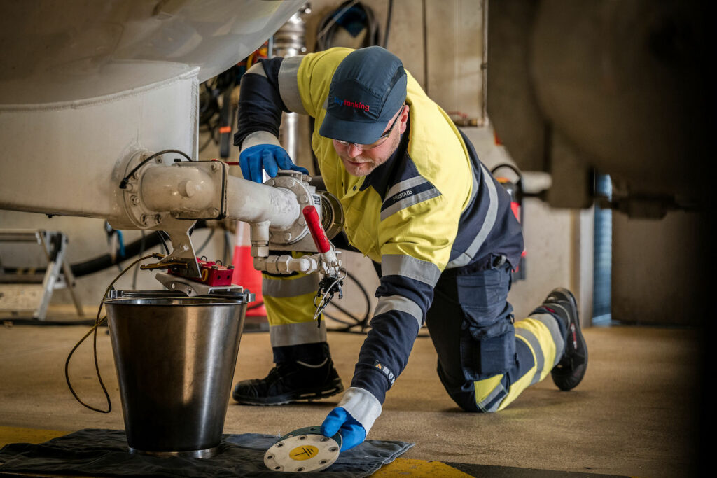 Arbeit mit Kerosin am Flughzeug