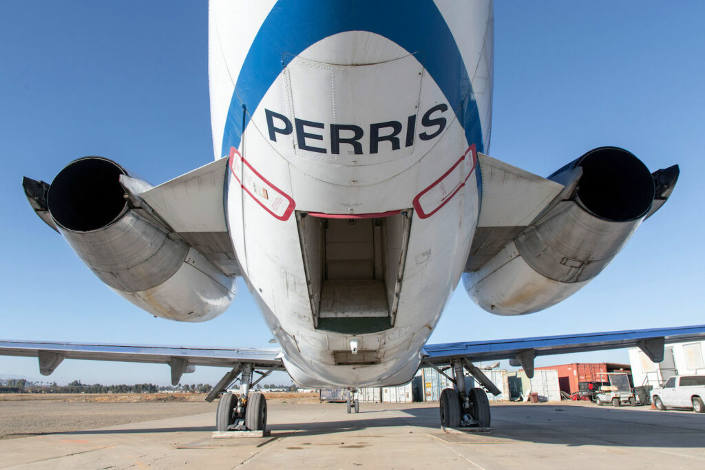 Loch im Absetzflugzeug