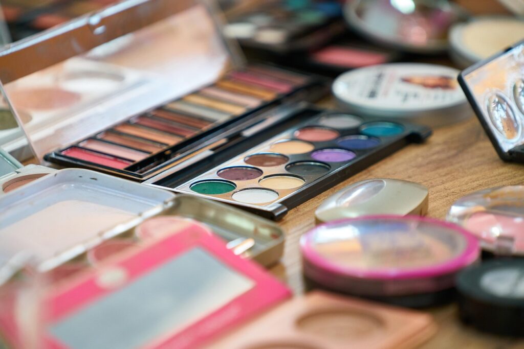 Make-up-Palette und Schminksachen