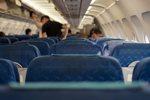 Was muss ich beachten, wenn ich einen Sitzplatz im Flugzeug reservieren möchte?