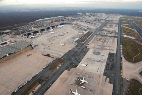 Starker Schneefall und eisige Temperaturen beeinträchtigten den Luftverkehr im Februar am Flughafen Frankfurt.