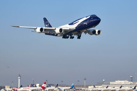 Anflug der Boeing 747-8 im Lufthansa-Jubiläumslook.