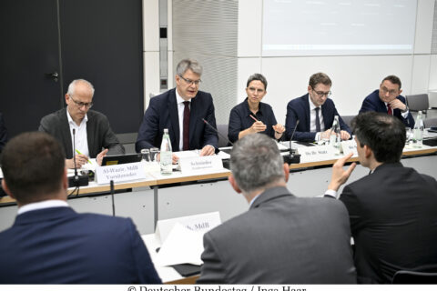 Der Bundesminister für Verkehr, Patrick Schnieder, MdB, CDU/CSU, spricht im Verkehrsausschuss. Hier rechts neben dem Ausschussvorsitzenden Tarek Al-Wazir, MdB, Bündnis 90/ Die Grünen