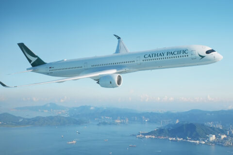Cathay Pacific will den Treibstoffzuschlag alle zwei Wochen prüfen.
