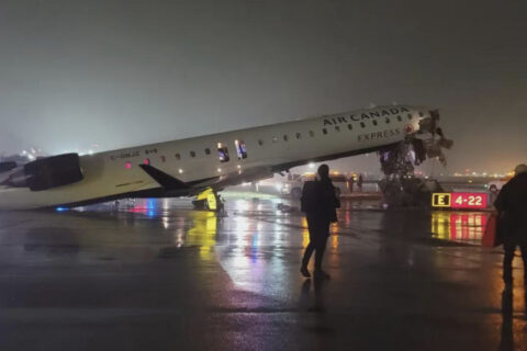 Bei einer Kollision einer Maschine von Air Canada mit einem Bodenfahrzeug sind wohl zwei Menschen ums Leben gekommen.