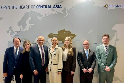 Das Team von Air Astana rund um Susith Hettihewa, Senior Regional Manager EU (3. v. l.), und Sven Gossow, Country Manager Germany, Austria and Switzerland (links außen), auf der ITB Berlin 2026.