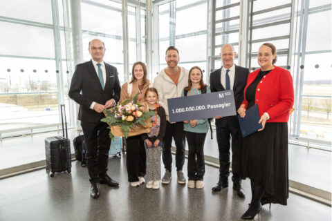 Direkt am Gate begrüßten Albert Füracker, Aufsichtsratsvorsitzender der Flughafen München GmbH (ganz links), Jost Lammers, CEO des Münchner Flughafens (2. v. r.) und Roswitha Becker, Vice President Operations Lufthansa Airlines München (ganz rechts) die Familie.