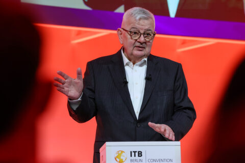Der ehemalige Bundesaußenminister fordert die Touristikbranche auf, nachhaltig aus Krisen zu lernen.