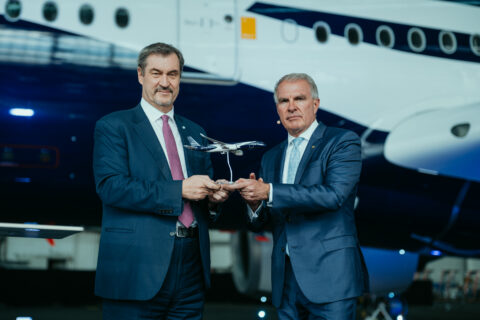 Bayerns Ministerpräsident Markus Söder (links) und Carsten Spohr, Vorstandsvorsitzender der Lufthansa AG (rechts)