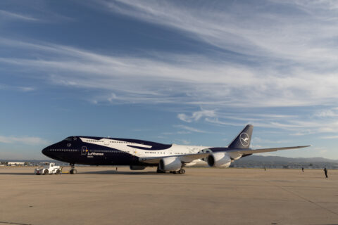 Boeing 747-8 von Lufthansa mit blauer Jubiläumslackierung.