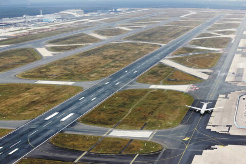 Das Bahnensystem am Flughafen Frankfurt.