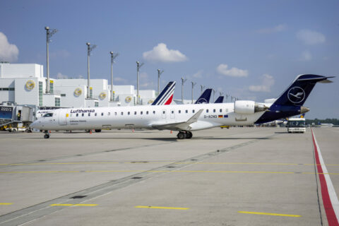 CRJ900 der Lufthansa steht vor dem Terminal 2 des Flughafens München.