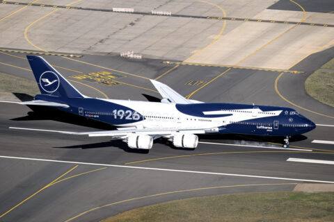 Frisch lackiert landet die D-ABYN in Frankfurt. Bei der Boeing 747-8 ist besonders gut zu sehen, wie die Flügel des Super-
kranichs in die Tragflächen übergehen.