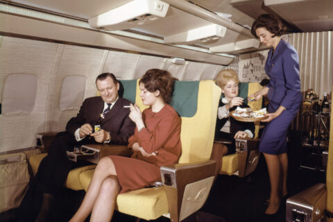 Senator-Service in der First Class Kabine einer Lufthansa Boeing 707 (um 1965).
