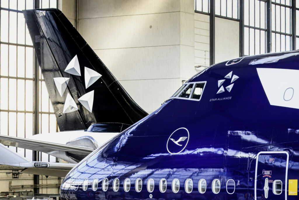 Im neuen Glanz des dunklen Lufthansa-Blaus erstrahlt die 747-8. Die Star-Alliance-Sonderlackierung an der A340-300 im Hintergrund ist dagegen altbekannt.