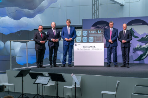 en Leiter des Referats für Arbeit und Wirtschaft der Landeshauptstadt München Dr. Christian Scharpf, den Bayerischen Finanzminister und Aufsichtsratsvorsitzenden der Flughafen München GmbH Albert Füracker, Bundesverkehrsminister Patrick Schnieder, den Bayerischen Ministerpräsidenten Dr. Markus Söder sowie den Vorsitzenden der Geschäftsführung der Flughafen München GmbH Jost Lammers.