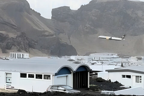 Der Pilot der Maschine von Icelandair entschied wohl eigenmächtig über seinem Heimatort in den Tiefflug zu gehen.