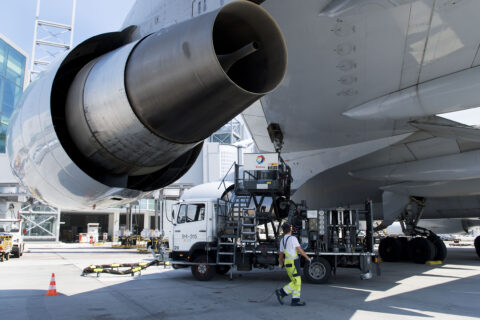 Eine Boeing 747-400 der Lufthansa wird betankt.