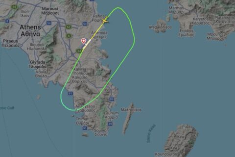 Die Crew kehrte sofort nach Auftreten des Triebwerksporblems nach Athen um.