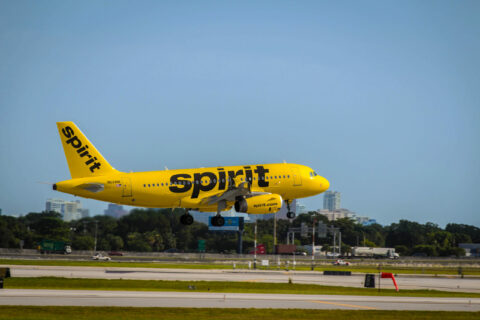 Eine A319 der Spirit Airlines bei der Landung.