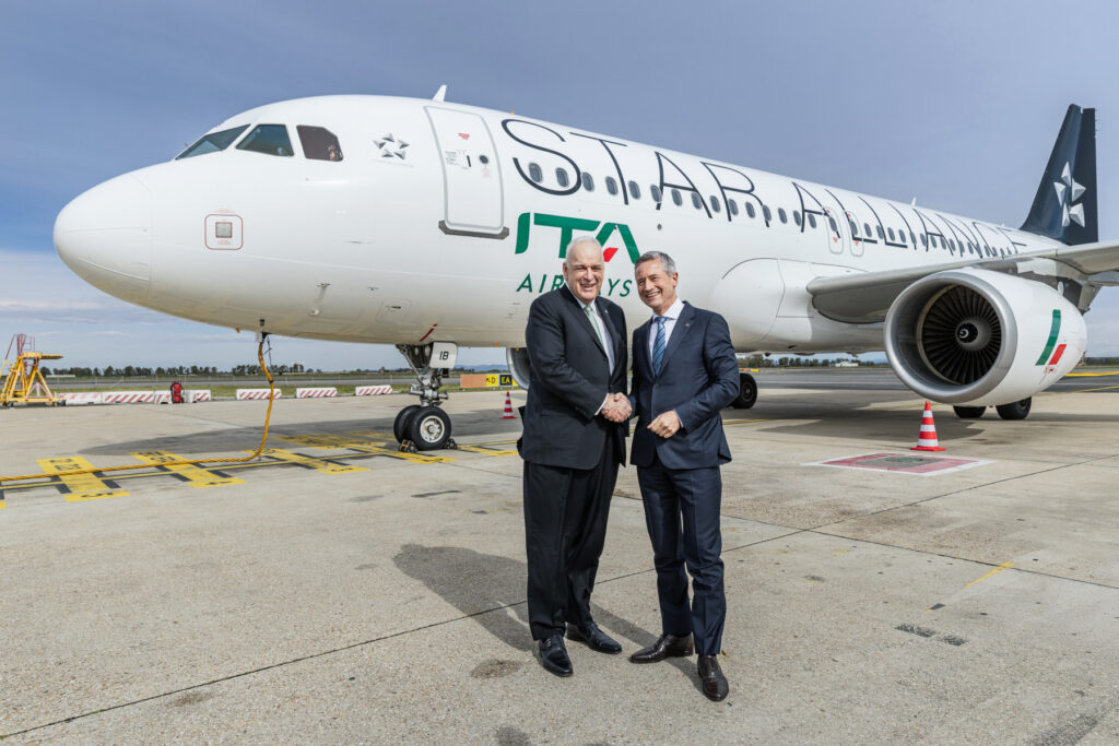 Der Star-Alliance-CEO Theo Panagiotoulias (l.) hat ITA Airways, vertreten durch CEO Jörg Eberhart, offiziell als neues Allianz-Mitglied willkommen geheißen.