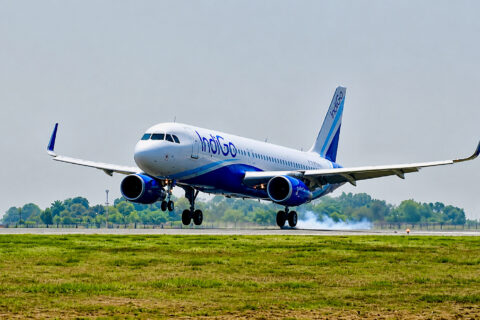 Mit der Landung ein er A320 der IndiGo konnte am Noida International Airport die Aufnahme des kommerziellen Flugbetriebs gefeiert werden.
