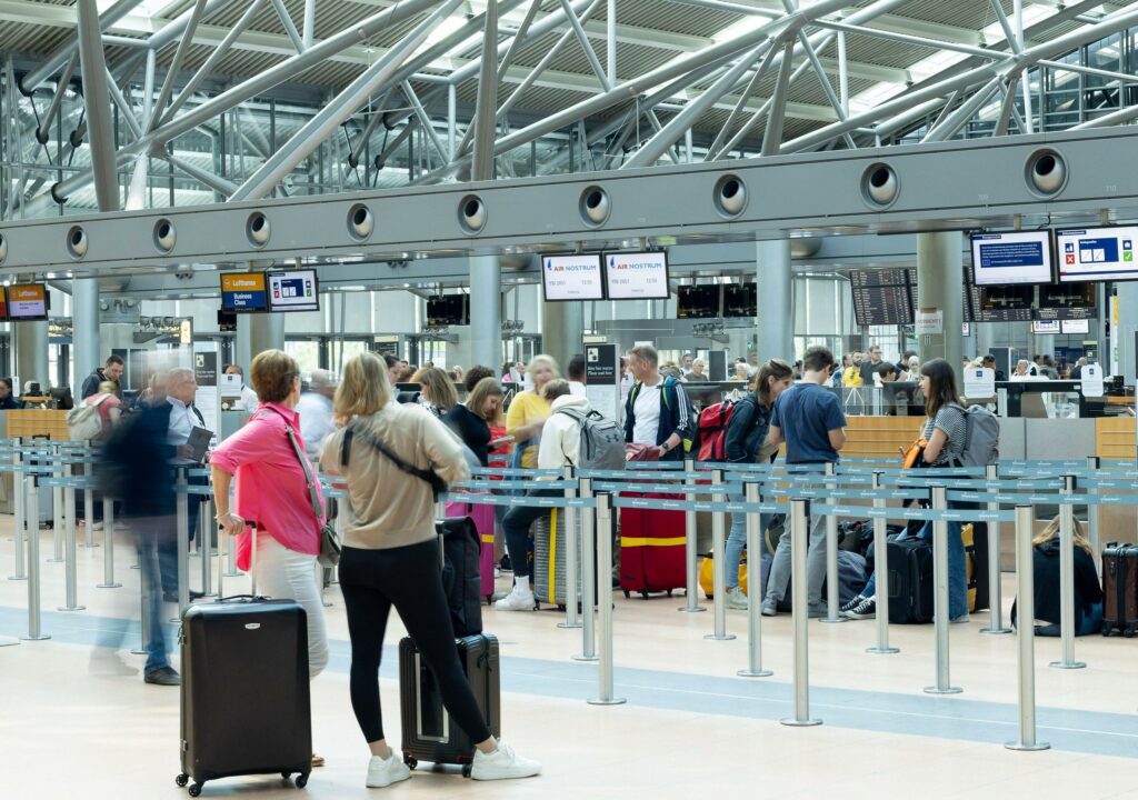 Reisende mit Koffern am Flughafen Hamburg.