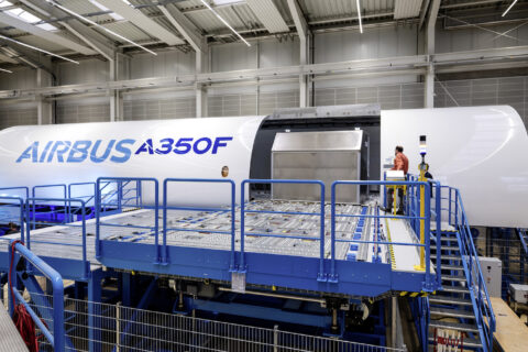 Der Testaufbau in Bremen simuliert die Ladevorgänge an Bord des künftigen A350F.
