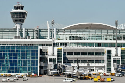 Unfall am Flughafen München: Ein Reinigungsfahrzeug kollidierte mit einem Flugzeug (Symbolfoto).