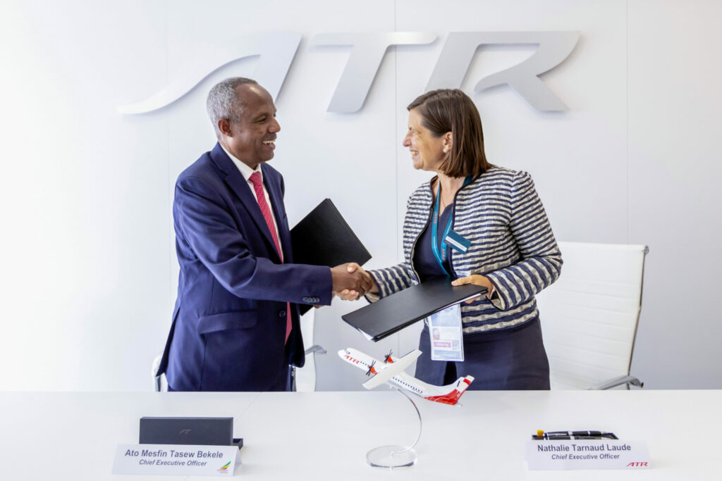 Vertragsabschluss über ein MRO-Zentrum in Addis Abeba zwischen den CEOs von Ethiopian Airlines (links) und ATR.