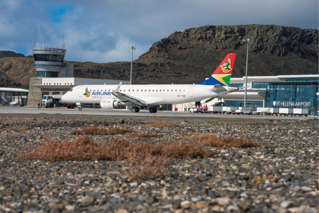 Eine Embraer 190 der Airlink auf St. Helena.