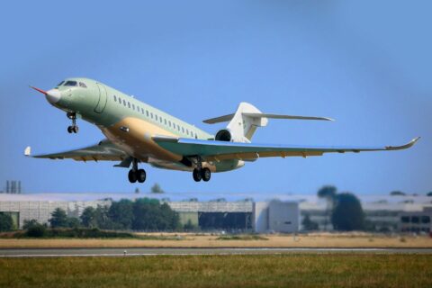 Am 19. Juni hob die Falcon 10X zum ersten Mal von Piste 23 in Bordeaux-Mérignac ab.
