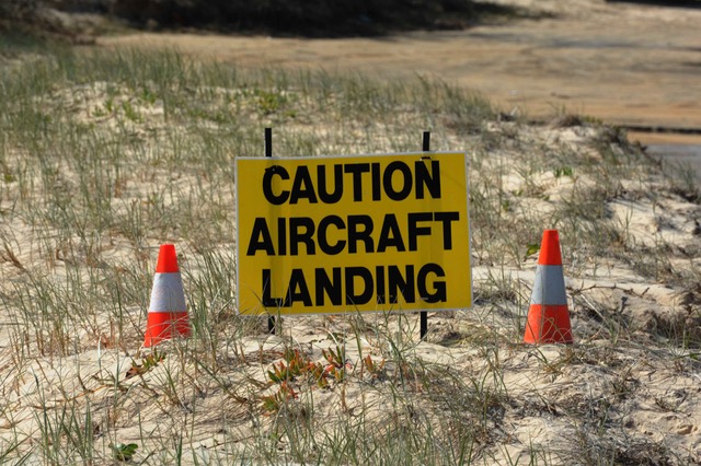 Warnschild am Strand.