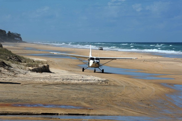Flugzeug am Strand von Fraser Island.