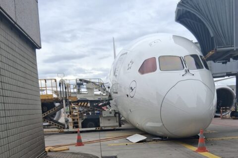 Boeing Bugfahrwerk knickt ein